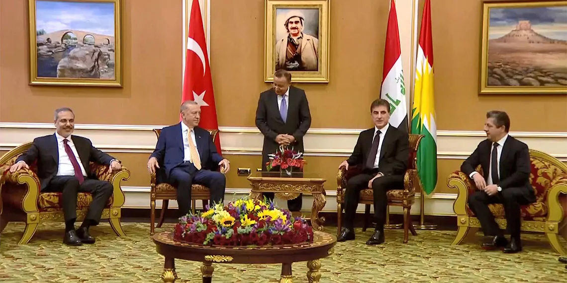 Cumhurbaşkanı recep tayyip erdoğan erbil'e gitti. Erdoğan, erbil havalimanı’nda irak kürt bölgesel yönetimi (ikby) başkanı neçirvan barzani tarafından resmi törenle karşılandı.