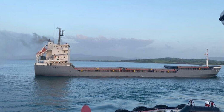 Çanakkale Boğazı'nda yanan gemi, limana demirletildi