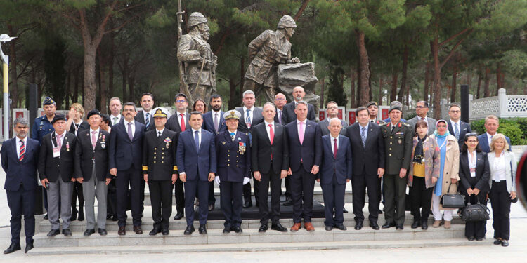 Çanakkale Kara Savaşları'nın yıl dönümünde şehitler anıldı