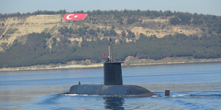 Çanakkale'de Dumlupınar Denizaltısı şehitleri anıldı