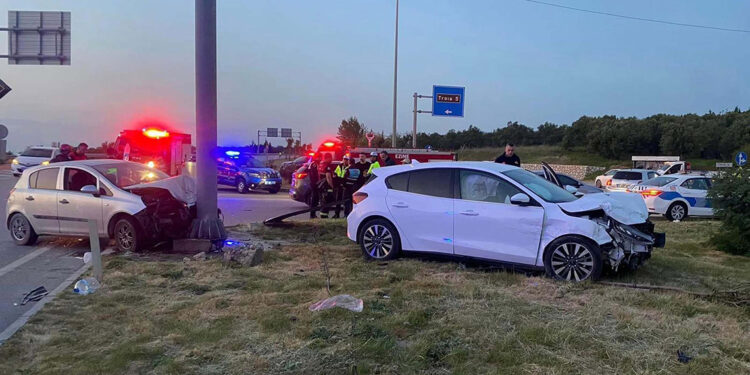 Çanakkale'de iki otomobil çarpıştı: 1 ölü, 6 yaralı