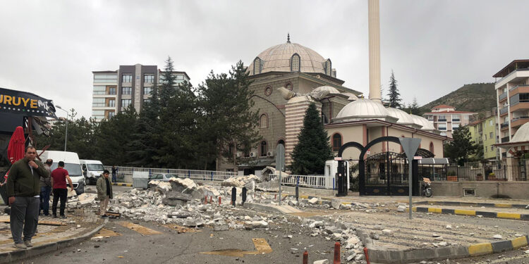 Çankırı'da fırtınada minare devrildi