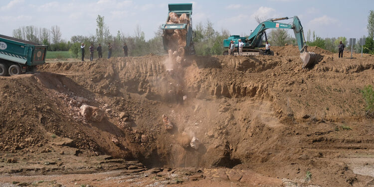 Çarşamba Çayı tabanında çok sayıda obruk ve yarık oluştu