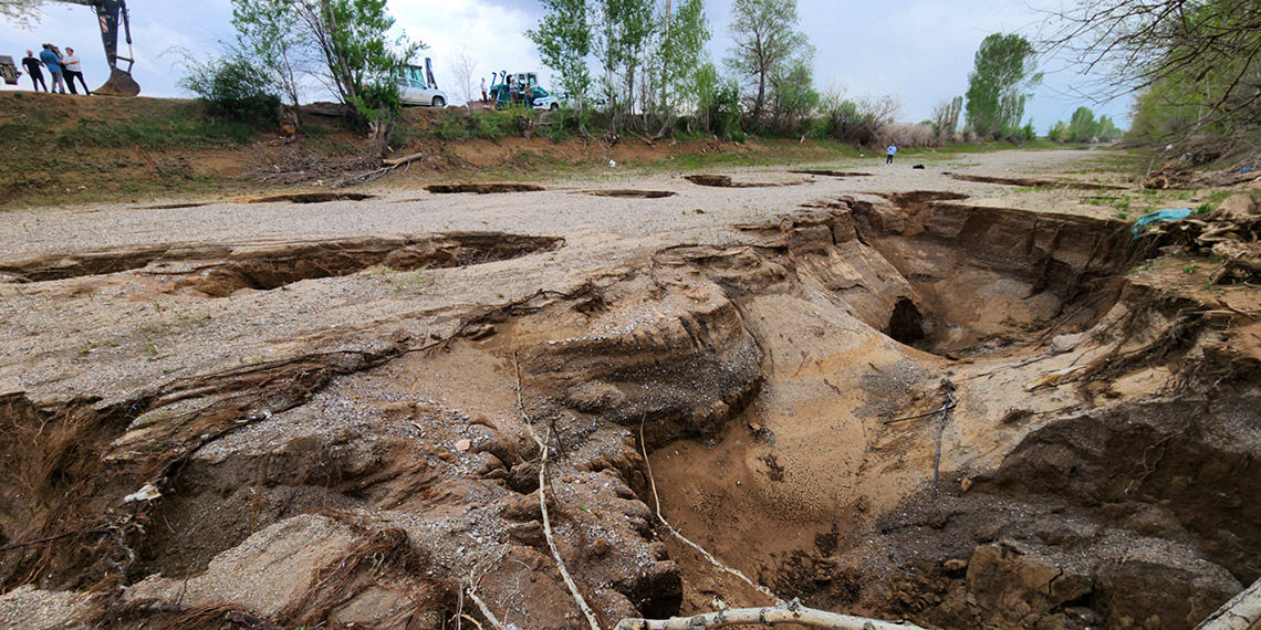 Çarşamba Çayı tabanında çok sayıda obruk ve yarık oluştu