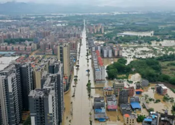 Çin'de sel: 24 nehir taştı