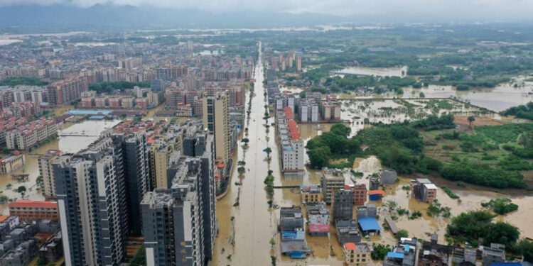 Çin'de sel: 24 nehir taştı