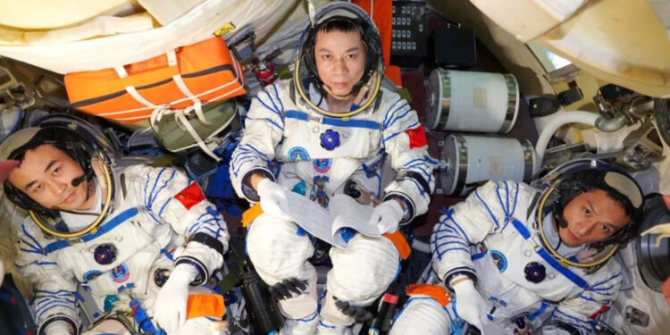 Çinli taykonotlar 6 aylık uzay görevini tamamlayarak dünyaya döndü