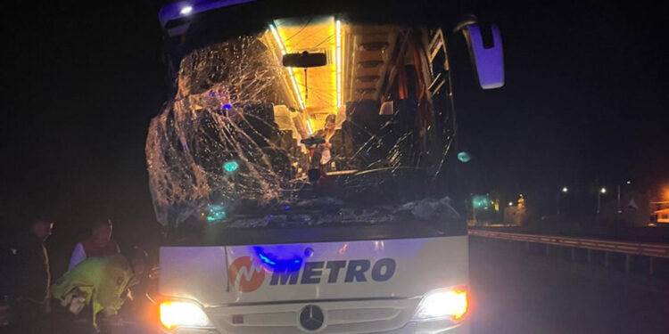 Çorum'da yolcu otobüsü TIR'a çarptı: 1'i ağır 10 yaralı