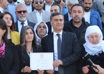 DEM Parti'li Abdullah Zeydan mazbatasını aldı