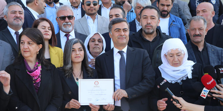 DEM Parti'li Abdullah Zeydan mazbatasını aldı