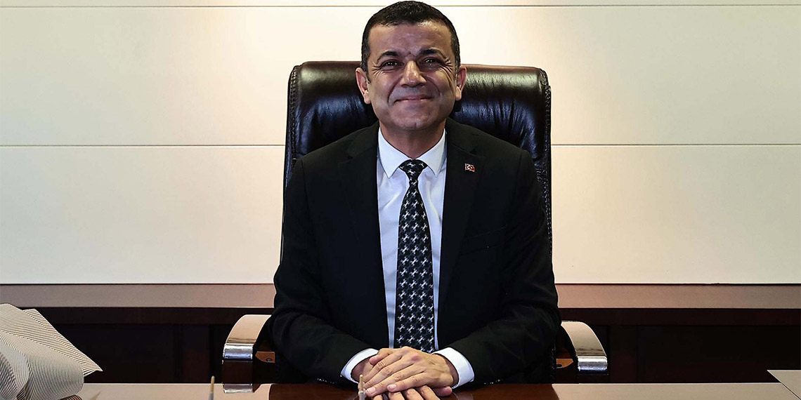 Denizli Büyükşehir Belediye Başkanı CHP'li Çavuşoğlu İl Seçim Kurulu'nda düzenlenen törenle mazbatasını aldı.