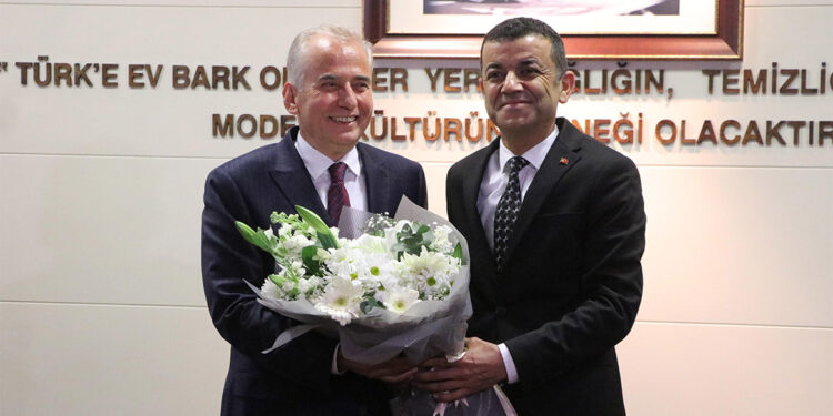Denizli Büyükşehir Belediye Başkanı CHP'li Çavuşoğlu mazbatasını aldı