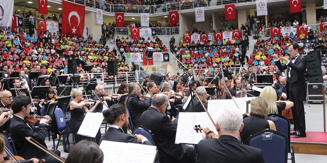 Cumhurbaşkanlığı Senfoni Orkestrası 1600 öğrenciyle konser verdi