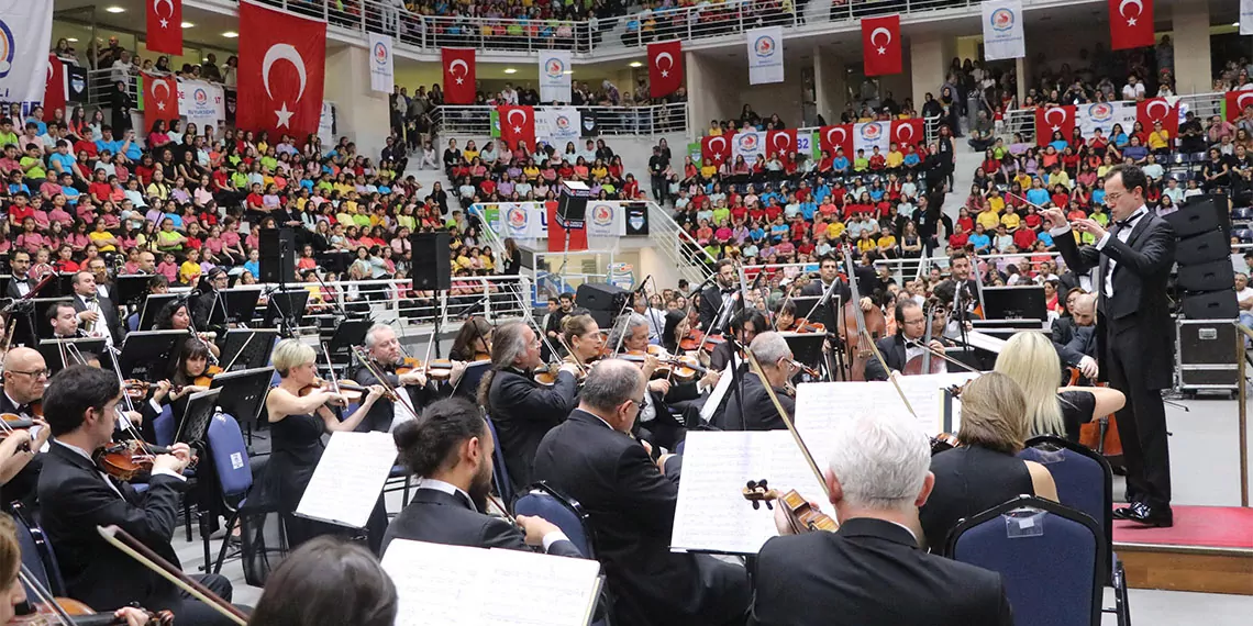 Cumhurbaşkanlığı senfoni orkestrası 1600 öğrenciyle konser verdi