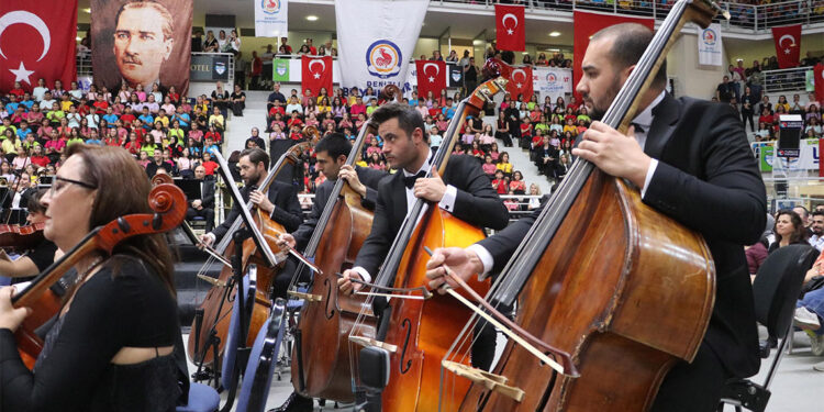 Cumhurbaşkanlığı Senfoni Orkestrası 1600 öğrenciyle konser verdi