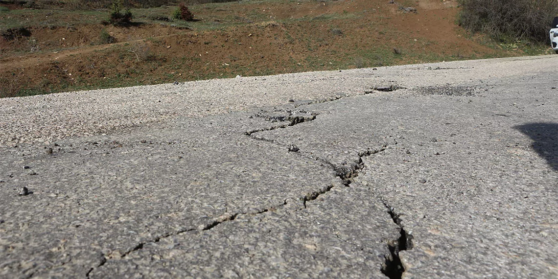 Deprem bolgesi havadan goruntulendi yol 41978 1 1 - öne çıkan - haberton