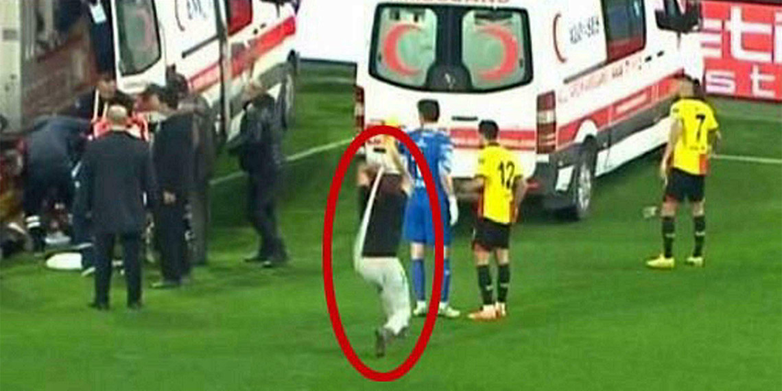 İzmir'de Göztepe ile Altay arasında oynanan derbi karşılaşmasında çıkan olaylarda başına korner bayrağı direğiyle vurulan kaleci Ozan Evrim Özenç, duruşmada sanık Mehmet Nihat A.'dan şikayetçi olmadı.