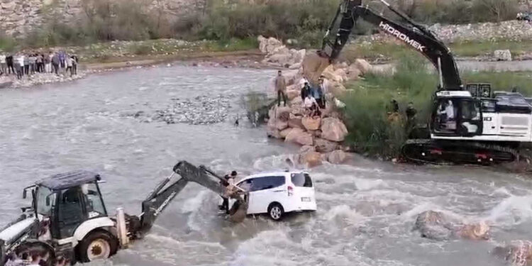Dereye düşen hafif ticari araç iş makineleriyle kurtarıldı