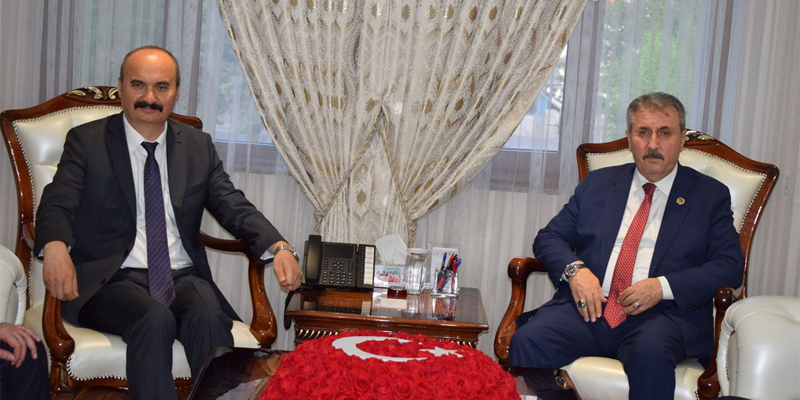 Büyük Birlik Partisi (BBP) Genel Başkanı Mustafa Destici, “Bakın şu anda henüz hiçbir belediyeye kayyum atanmış değil. İsteriz ki atanmasın ama böyle yapmaya devam ederlerse, terörden arınmazlarsa, terör örgütleri ile aralarına mesafe koymazlarsa elbette ki devlet gereğini yapar ve bu devletin kurumlarını teröristlere emanet etmez” dedi.