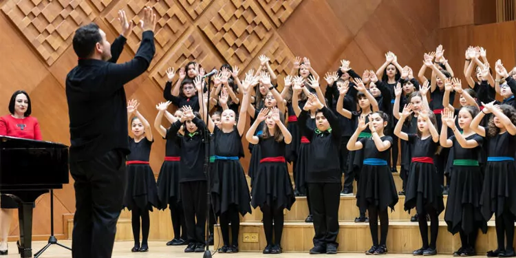 Devlet çoksesli çocuk korosu 23 nisan konseri verdi
