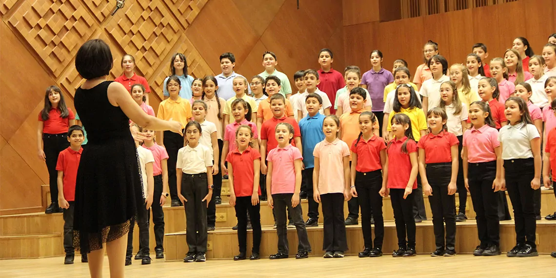 Kültür ve turizm bakanlığı devlet çoksesli çocuk korosu 23 nisan ulusal egemenlik ve çocuk bayramı'nı 23 nisan'da marşlar, şarkılar ve dünyanın çeşitli ülkelerinden müziklerin yer aldığı konserle kutlayacak.