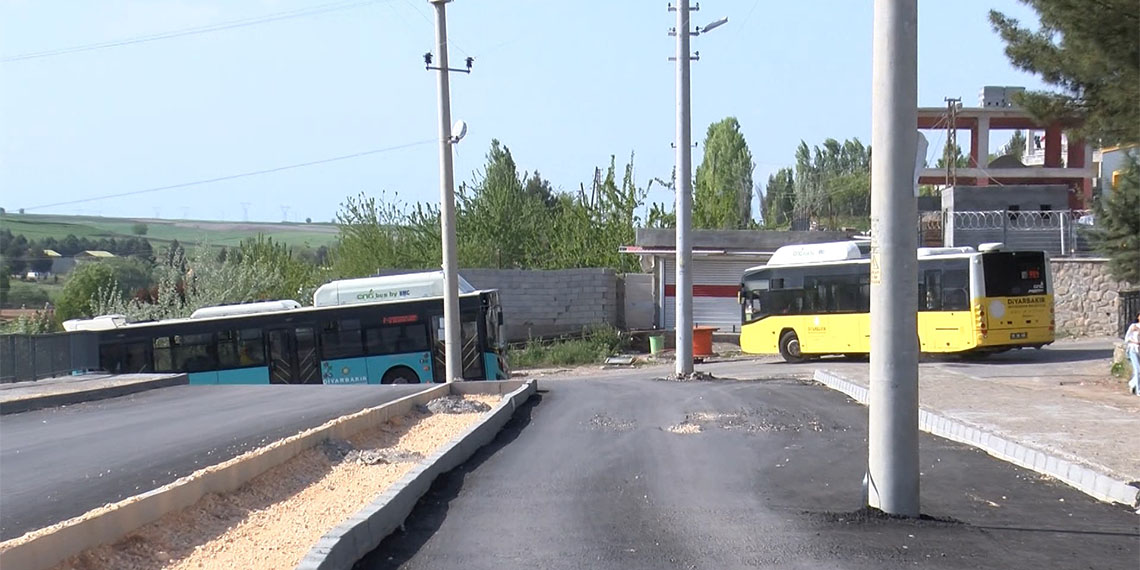 Diyarbakır’ın Yenişehir ilçesi Gürdoğan Mahallesi’nde 1 ay önce yapımına başlanan caddedeki çalışmada elektrik direkleri yolun ortasında kaldı.