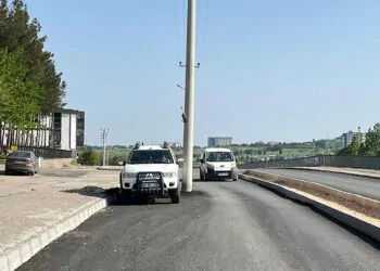 Diyarbakır'da elektrik direkleri yolun ortasında kaldı