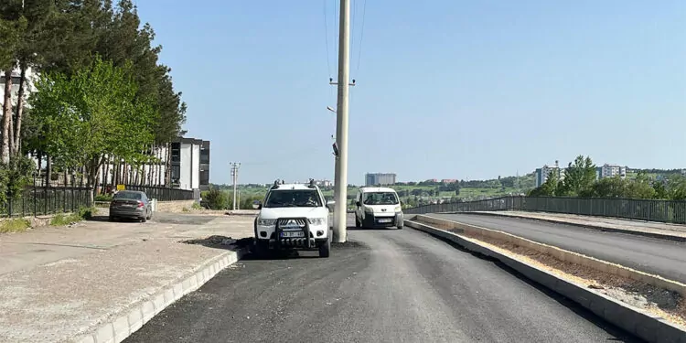 Diyarbakır'da elektrik direkleri yolun ortasında kaldı