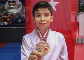 Katıldığı ilk şampiyonada birinci oldu, milli talkıma seçildi