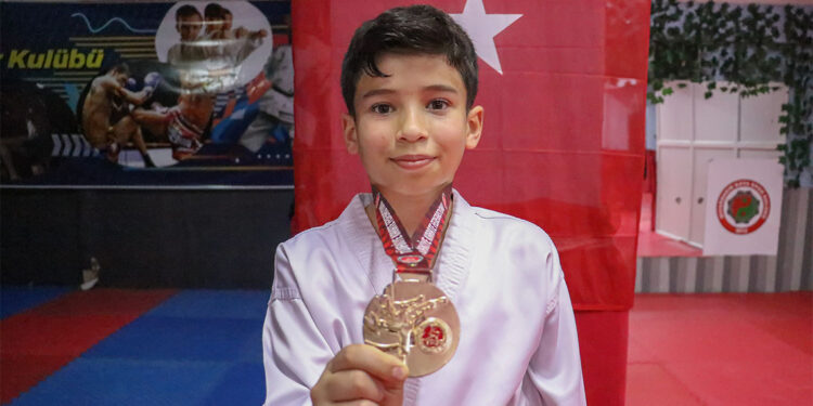 Katıldığı ilk şampiyonada birinci oldu, milli talkıma seçildi