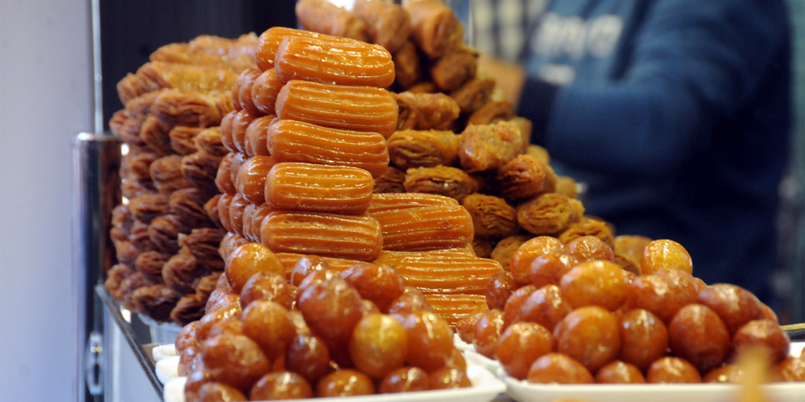 ÇÜ Tıp Fakültesi Balcalı Hastanesi Endokrinoloji ve Metabolizma Bilim Dalı Öğretim Üyesi Doç. Dr. Gamze Akkuş, "Diyabet hastaları bayramda ikramlıkları reddetmeyi bilmeli" dedi.