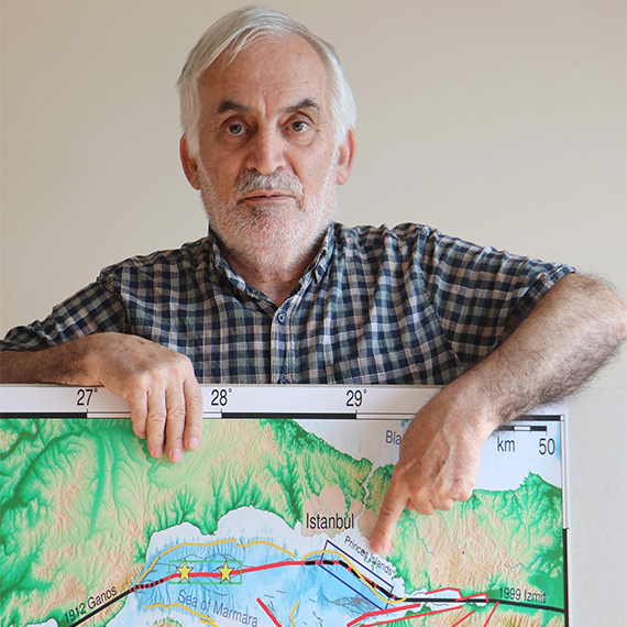 Jeoloji Mühendisi Dr. Mehmet Salih Bayraktutan, İstanbulluların yüreğine su serpti: Zemin ve eviniz sağlamsa rahat uyuyabilirsiniz.