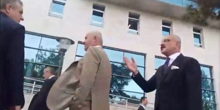 Sırrı Sakık ile Önder Aksakal'ın tartışması Meclis bahçesine taştı