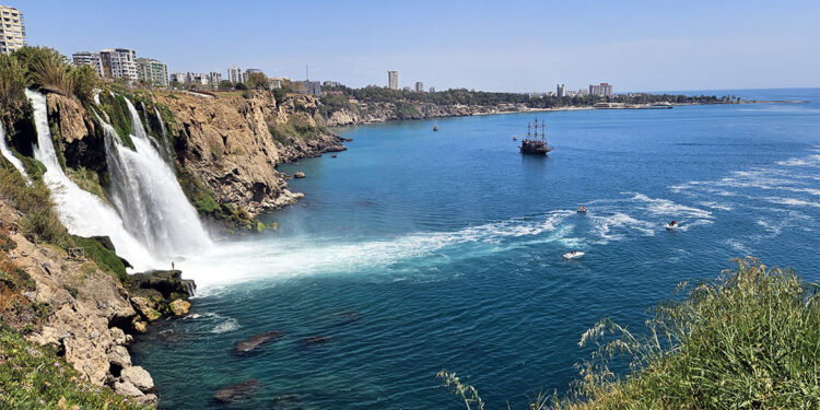 Doğa bütün kirliliğini denize kusuyor