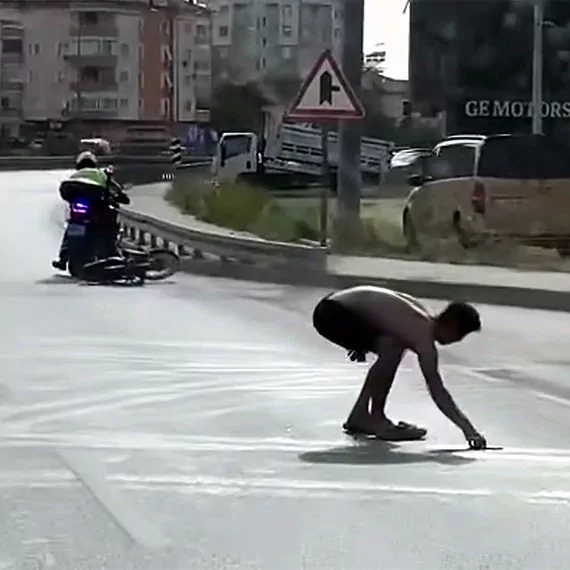 Antalya'nın alanya ilçesinde kask ve koruyucu kıyafeti bulunmayan, yarı çıplak motosiklet sürücüsü, polisin dur ihtarına uymayıp kaçmaya çalıştı.