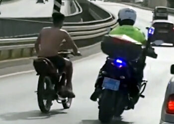 Polisin dur ihtarına uymayıp kaçmaya çalıştı, motosikletten düşerek yakalandı