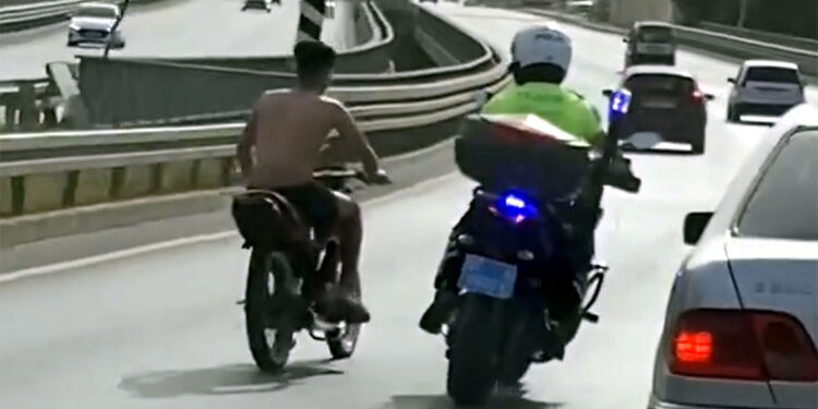 Polisin dur ihtarına uymayıp kaçmaya çalıştı, motosikletten düşerek yakalandı