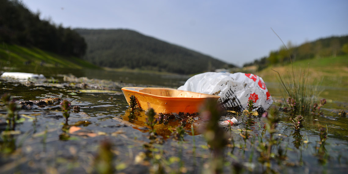 Demirtaş Barajı, piknikçilerin atıklarıyla çöplüğe döndü