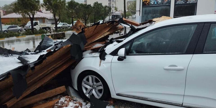 Denizli'de kuvvetli rüzgar çatı uçurdu, otomobiller zarar gördü