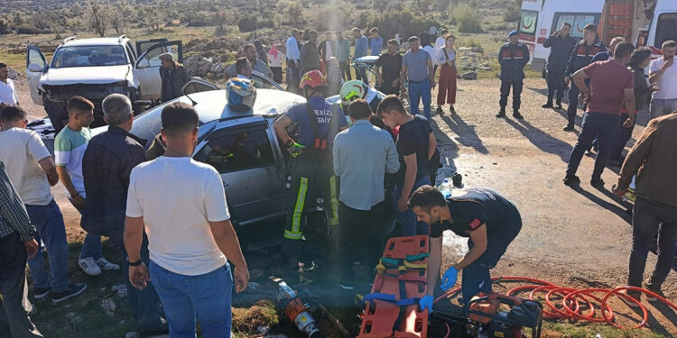 Denizli'de otomobil ile kamyonet çarpıştı; 2 ölü, 4 kişi yaralandı