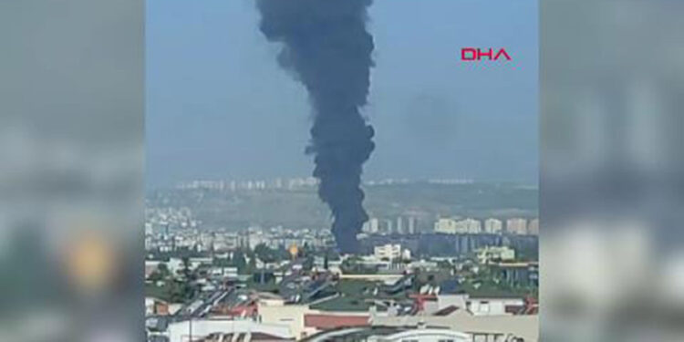 Depo bahçesinde yanan kasaların dumanı gökyüzünü kapladı