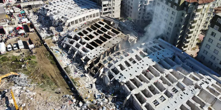 Depremde 269 kişinin öldüğü rönesans rezidans davası başladı