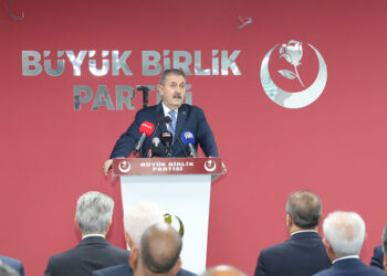 Destici: Özgür Özel'in bu takındığı tavır olumlu