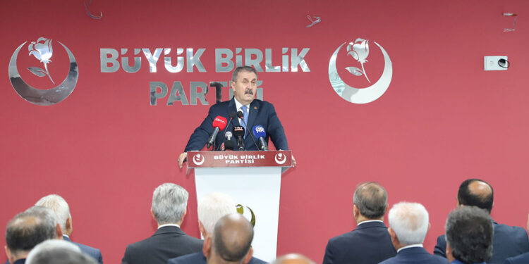 Destici: Özgür Özel'in bu takındığı tavır olumlu