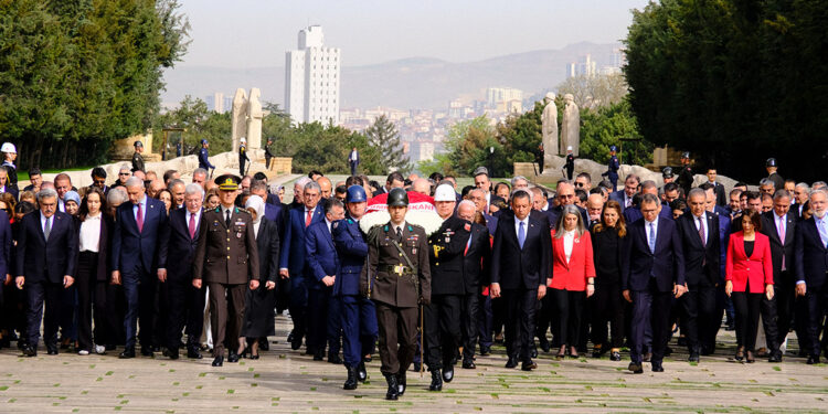 Devlet erkanı Anıtkabir'i ziyaret etti