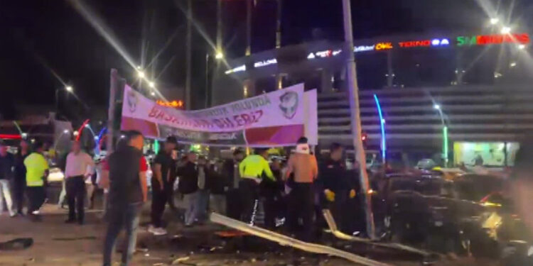 Diyarbakır-Şanlıurfa kara yolunda otomobiller çarpıştı; 10 yaralı 