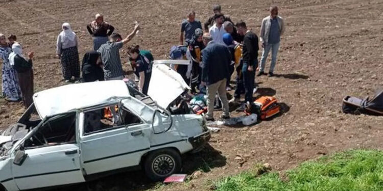 Diyarbakır'da otomobil şarampole yuvarlandı: 9 yaralı