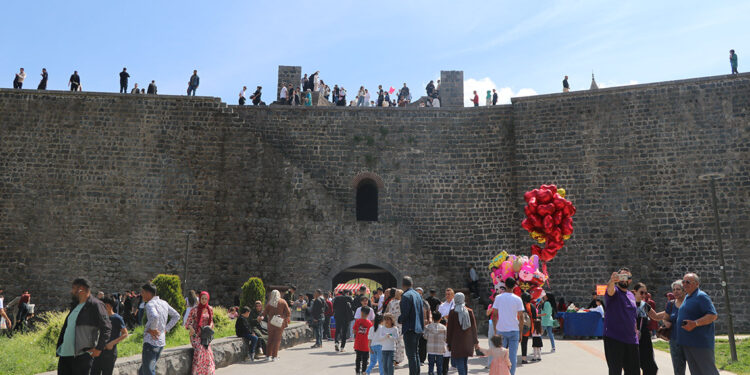 Diyarbakır'da tarihi mekanlarda bayram yoğunluğu