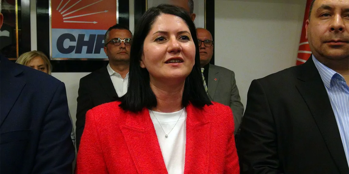 Mahalli i̇dareler genel seçimleri'nde resmi olmayan sonuçlara göre edirne'nin ilk kadın başkanı chp'li filiz gencan akın’ın belediye başkanı seçilmesi, partililer tarafından coşkuyla kutlandı.