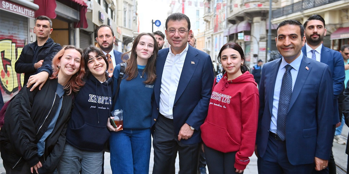İstanbul Büyükşehir Belediye (İBB) Başkanı Ekrem İmamoğlu, yerel seçim sonrası ilk ziyaretini Beyoğlu Belediyesi’ne yaptı. Beyoğlu Belediye Başkanı İnan Güney’i makamında ziyaret eden İmamoğlu, “Beyoğlu İstanbul’un göz bebeği. Beyoğlu'nda yapacağımız çok işimiz var” ifadelerini kullandı.